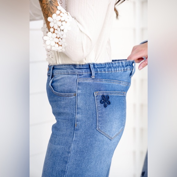 Freckled Poppy Wide Leg Relax Fit Jeans with Floral Cutout size XL NWT - Picture 3 of 9